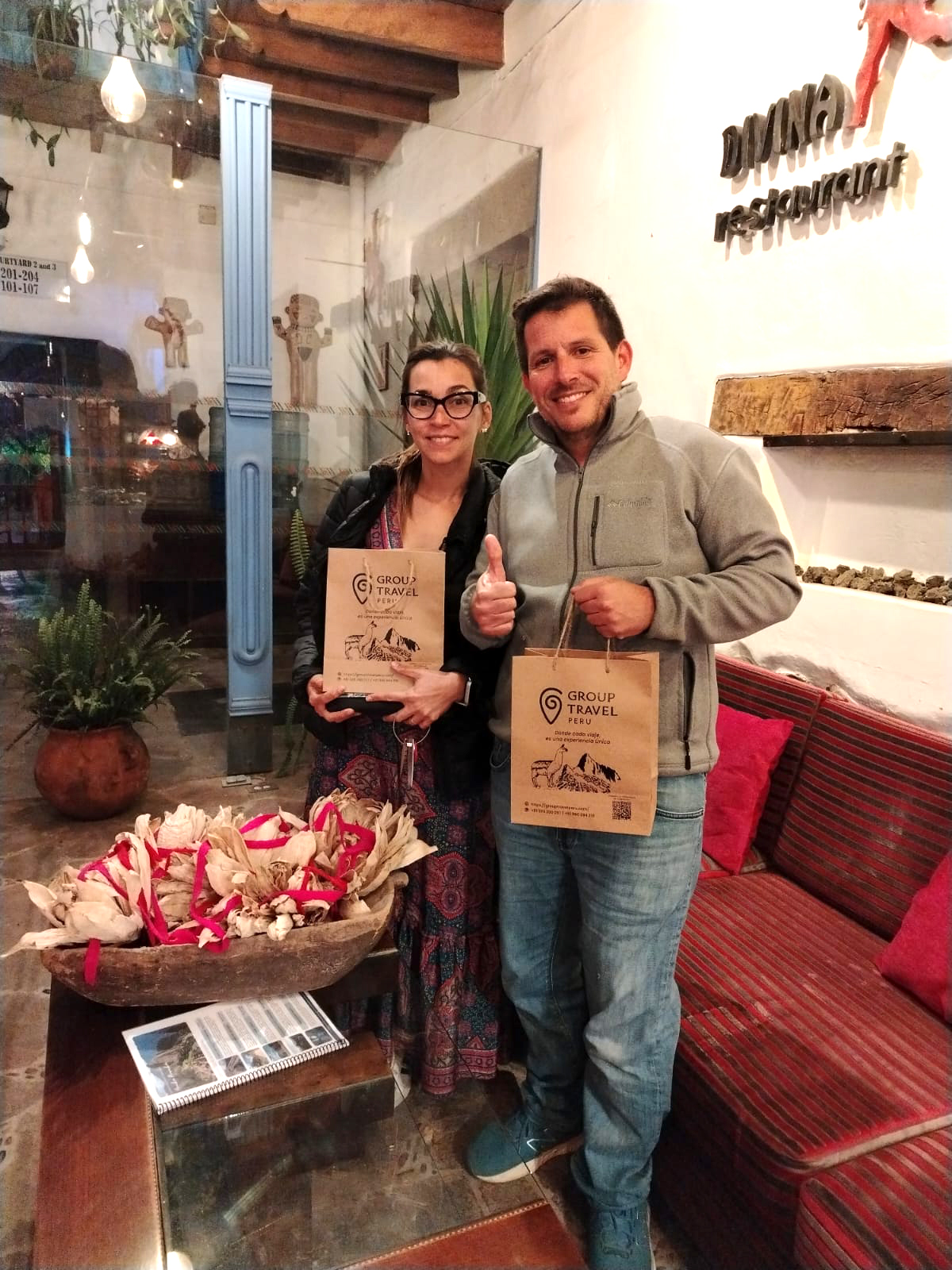 Equipo de Group Travel Peru en oficina con clientes planificando itinerarios personalizados de viaje