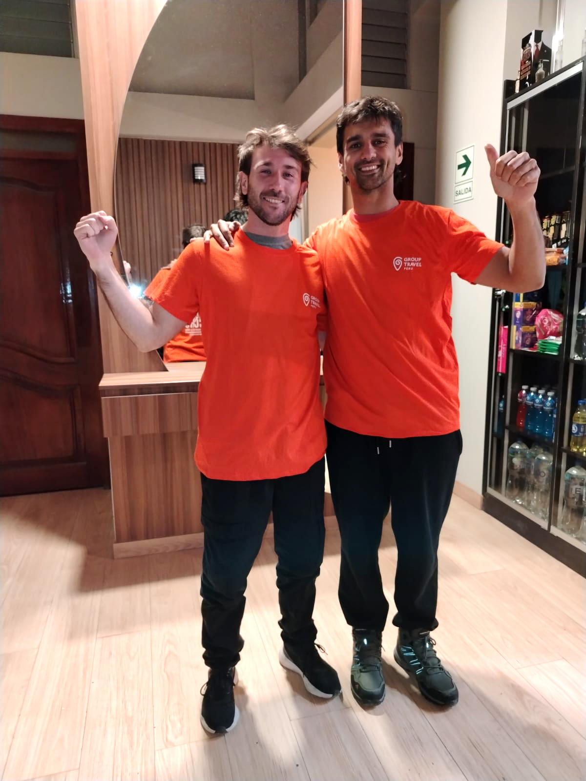 Clientes de Group Travel Peru en oficina consultando mapas y planificando rutas de viaje por Perú