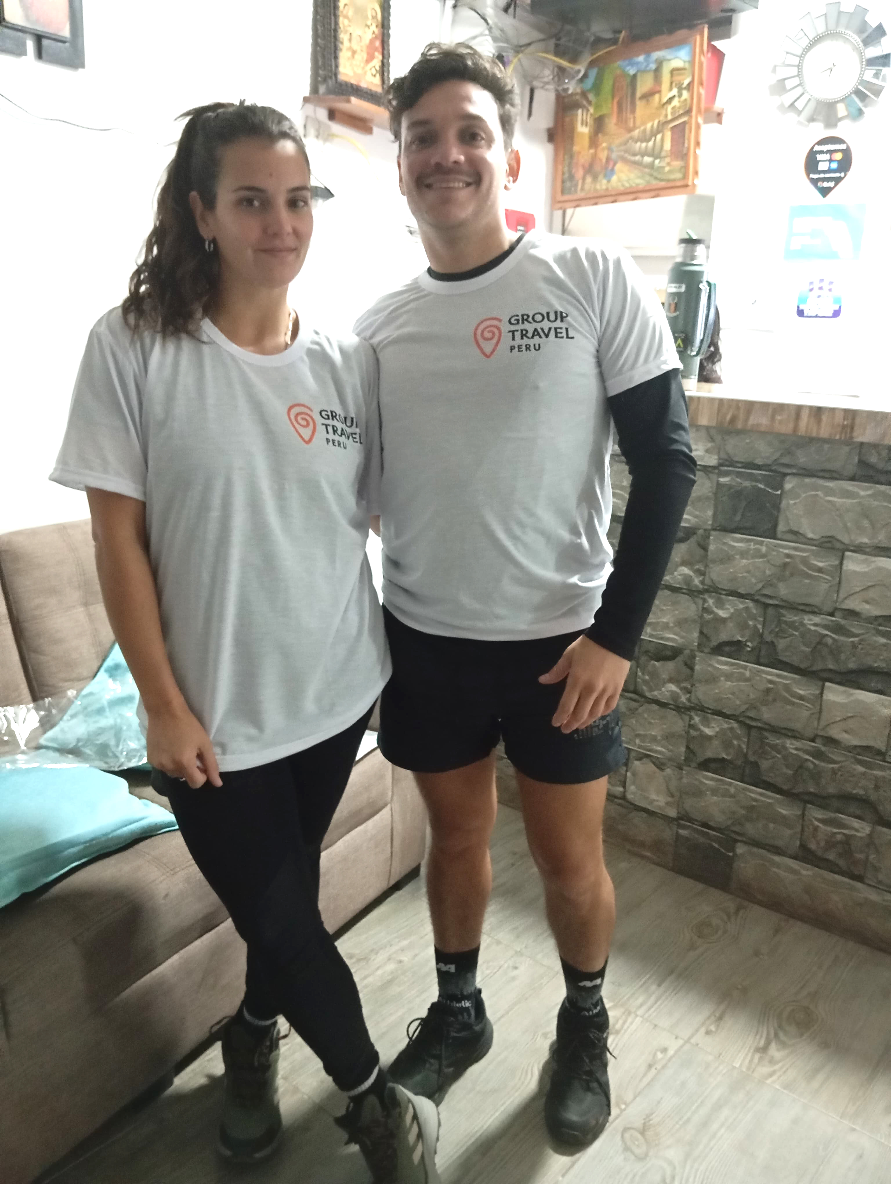 Reunión de trabajo en oficina Group Travel Peru con clientes revisando itinerarios y servicios incluidos