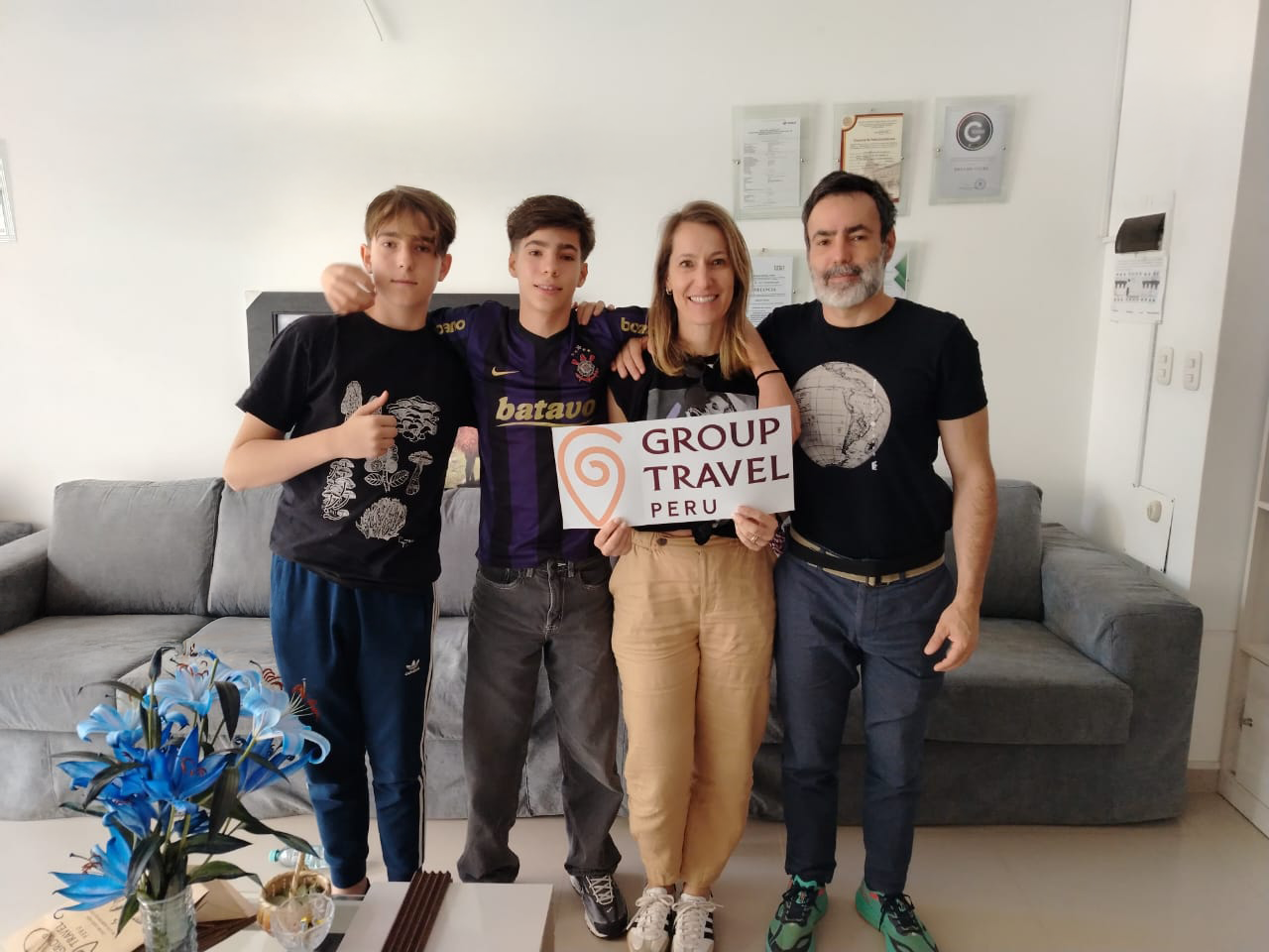 Oficina Group Travel Peru con clientes recibiendo información completa sobre paquetes turísticos y servicios