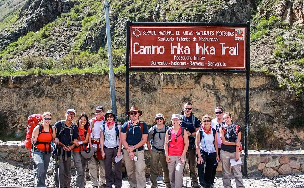 Grupo de excursionistas listos para iniciar el Camino Inca en el kilómetro 82.