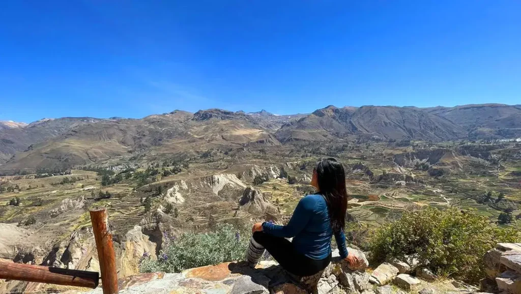 Mujer observa el paisaje andino desde el Cañón del Colca