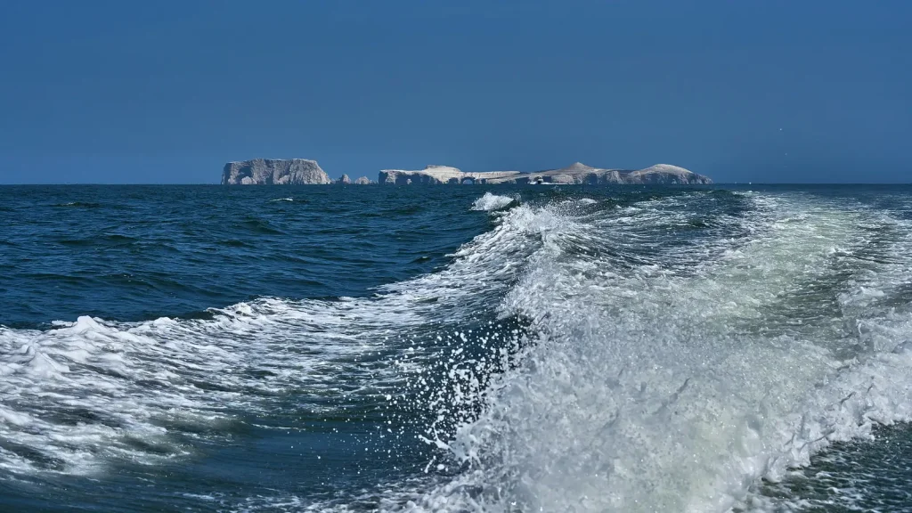 Vista do mar e das Ilhas Ballestas de um barco em movimento
