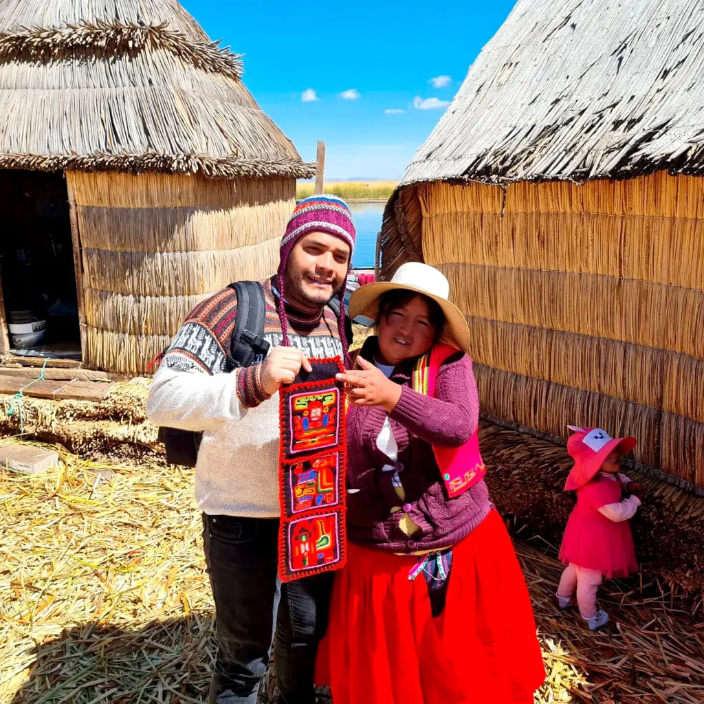 Turista con mujer local mostrando artesanía en isla flotante