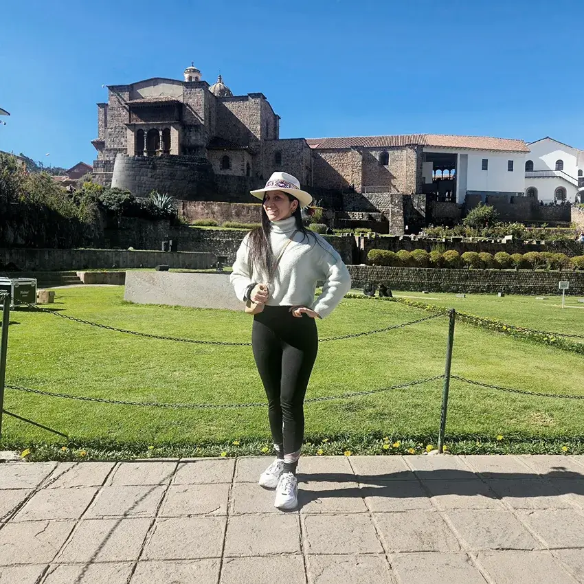 Exterior del Qoricancha: una construcción colonial con detalles incas en Cusco.