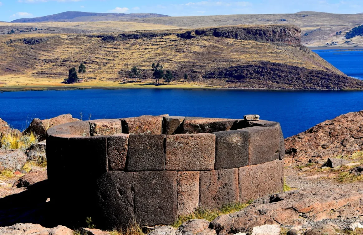 Chullpa de pedra ao lado da lagoa em Sillustani, Puno