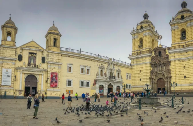 Convento de San Francisco Lima: Descubre el Arte Colonial y las Catacumbas en un Ícono Histórico