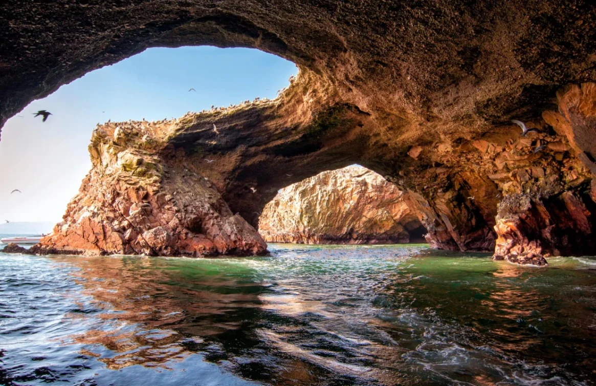 Formaciones rocosas y agua en la Reserva de Paracas, Perú