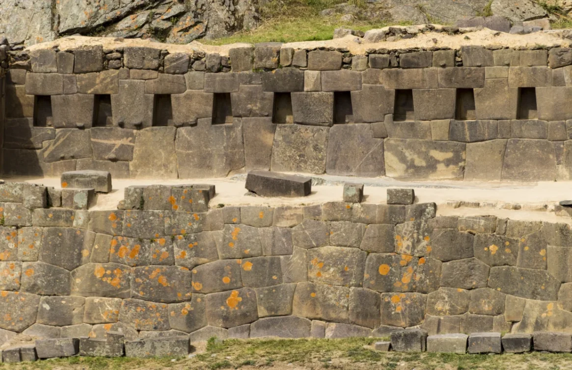 Muro de pedra inca na fortaleza de Ollantaytambo em Cusco