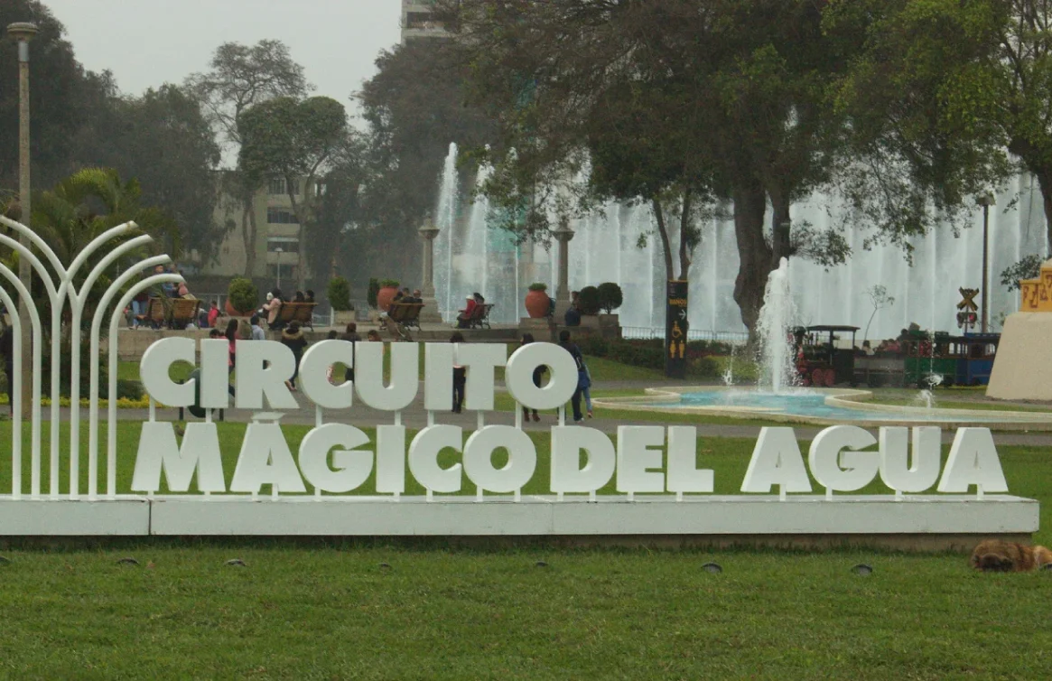 Letrero del Circuito Mágico del Agua en un parque con fuentes