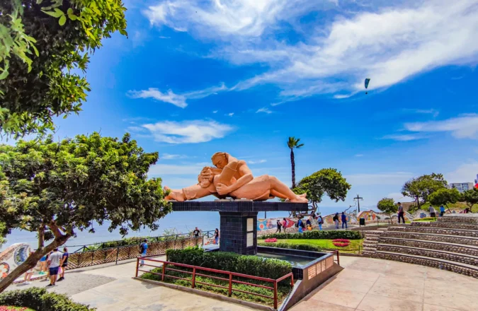 Parque del Amor en Lima: Donde el Romance y el Pacífico se Encuentran en Miraflores