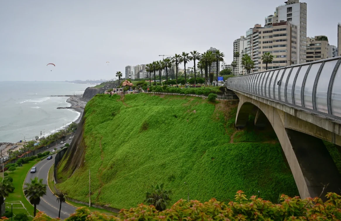 Vista del Puente Villena Rey y los acantilados verdes de Miraflores, en Lima.