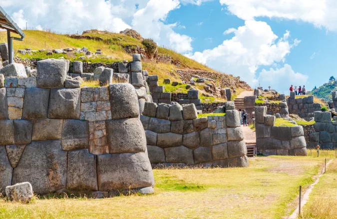 La increíble Fortaleza de Sacsayhuaman en lo alto de la ciudad del Cusco La increíble Fortaleza de Sacsayhuaman en lo alto de la ciudad del Cusco
