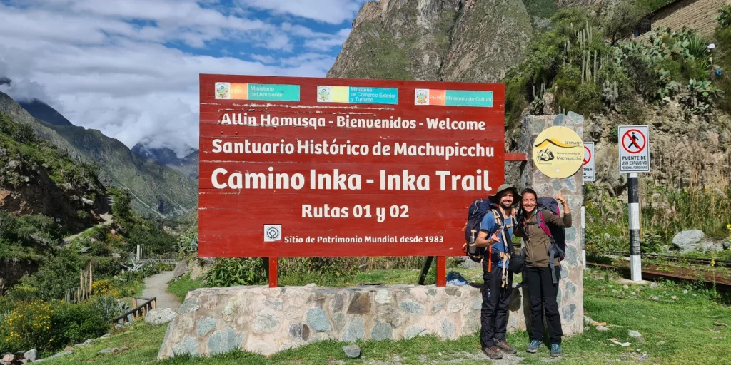 Dos Turistas posan en la entrada del Camino Inca rumbo a Machu Picchu
