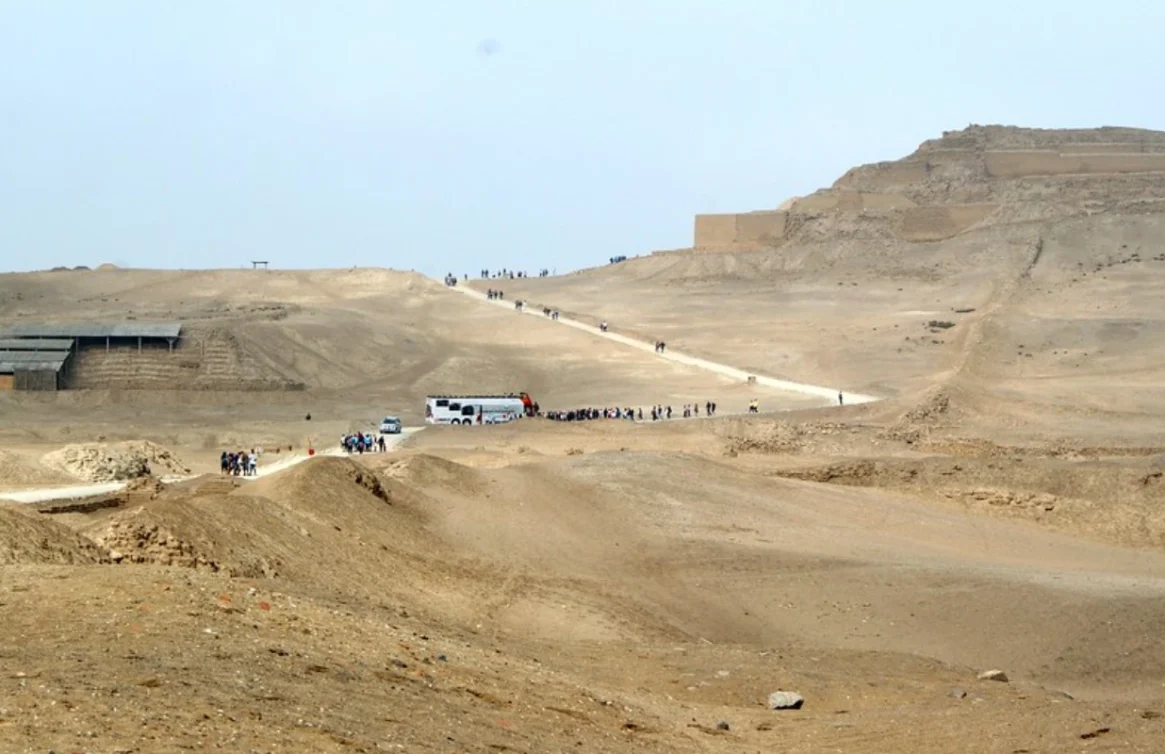 Vista panorámica del Santuario de Pachacámac en el desierto de Lima
