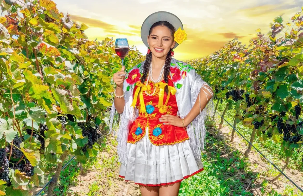 Uma mulher em traje tradicional brinda com vinho em um vinhedo de Tarija ao pôr do sol.