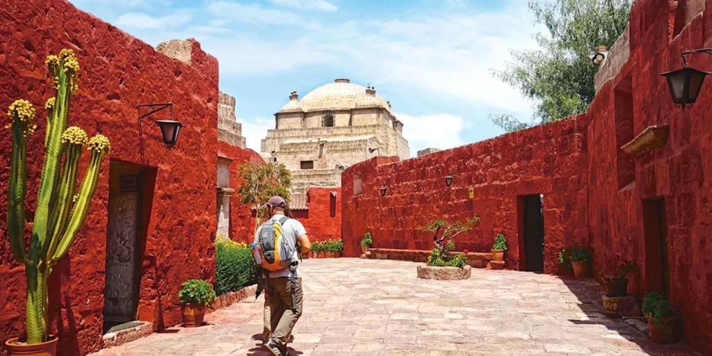 Pessoa caminhando pelo Mosteiro de Santa Catalina em Arequipa