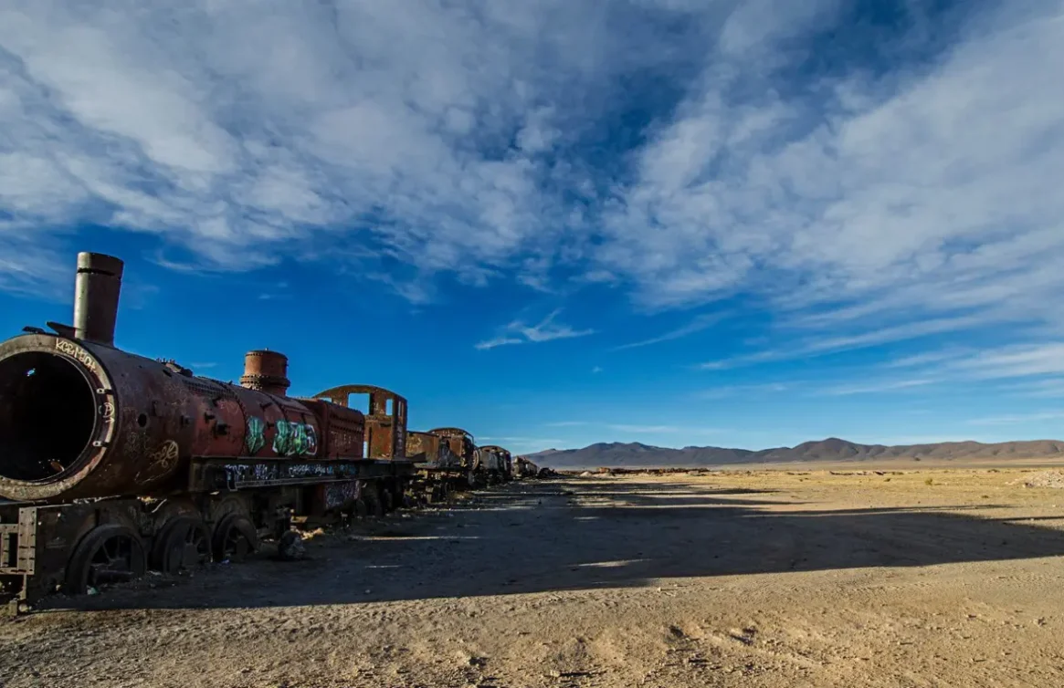 Trens enferrujados no deserto do Cemitério de Trens em Uyuni, Bolívia.