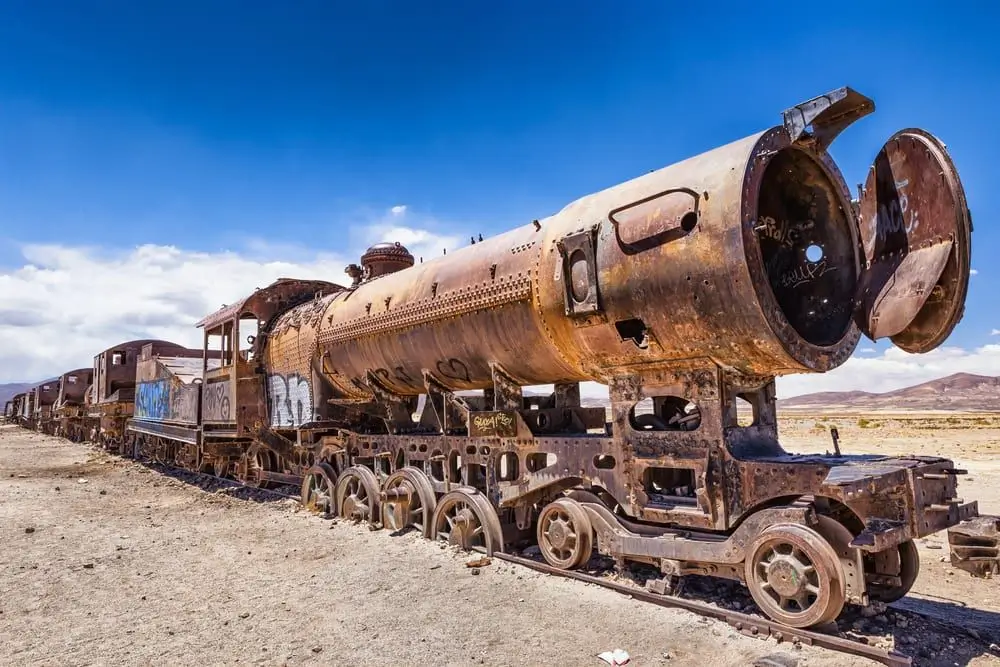Locomotoras antiguas oxidadas y con graffitis en el Cementerio de Trenes de Uyuni