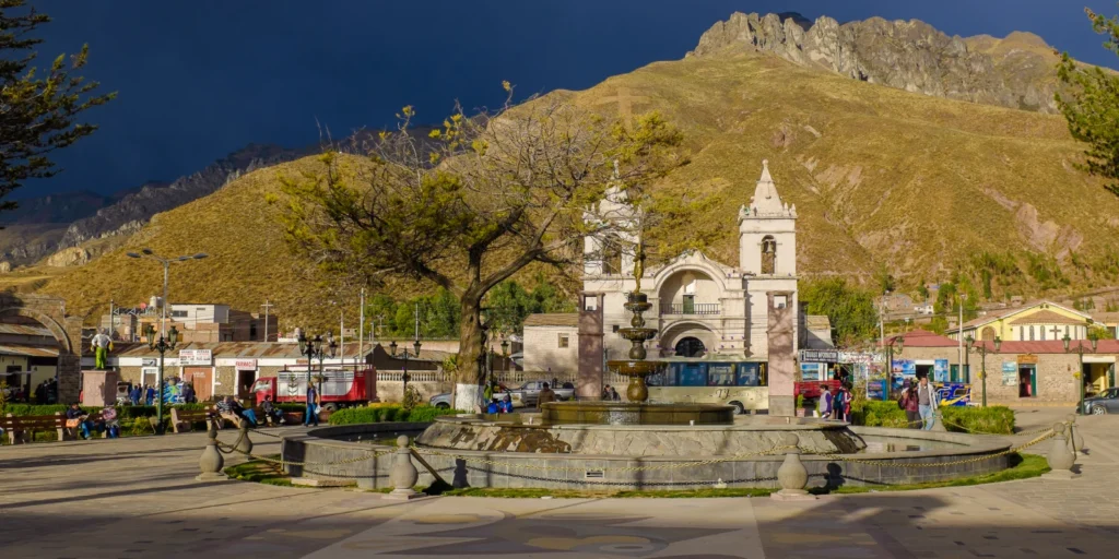Plaza de Chivay con fuente, iglesia y montañas al fondo