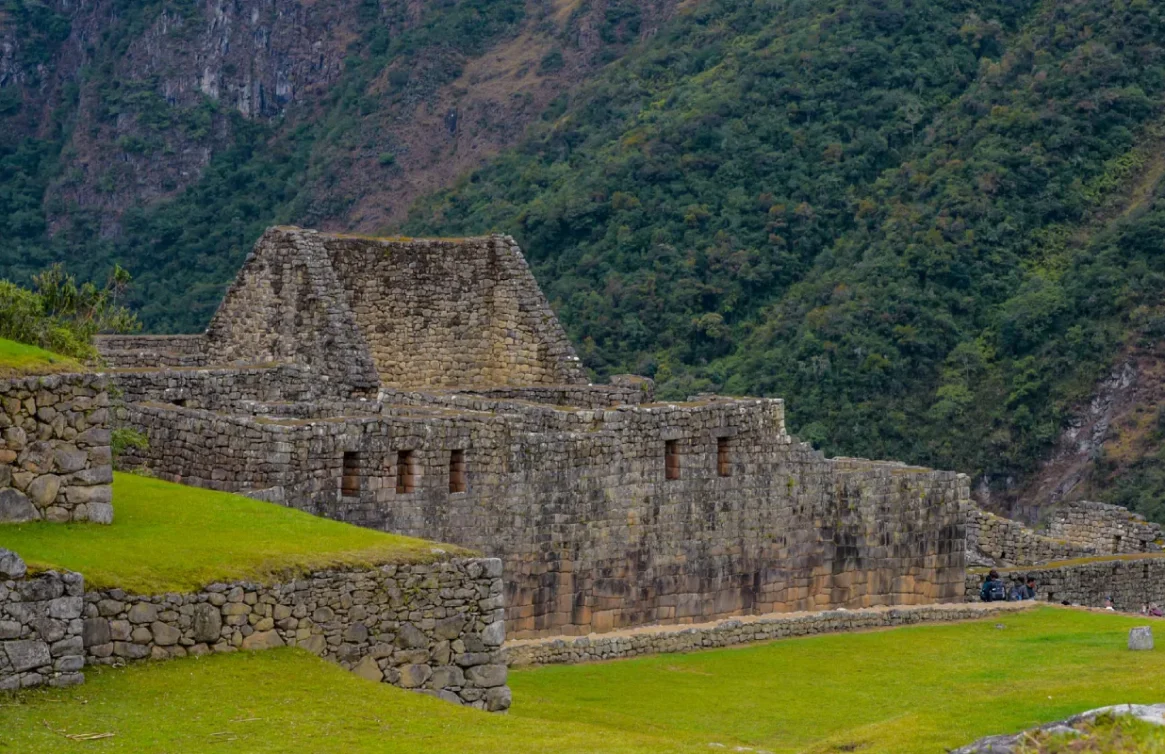 Ruínas de Choquequirao cercadas por grama verde e montanhas