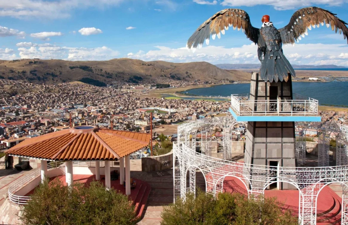 Mirante Condor com vistas panorâmicas de Puno e do Lago Titicaca.