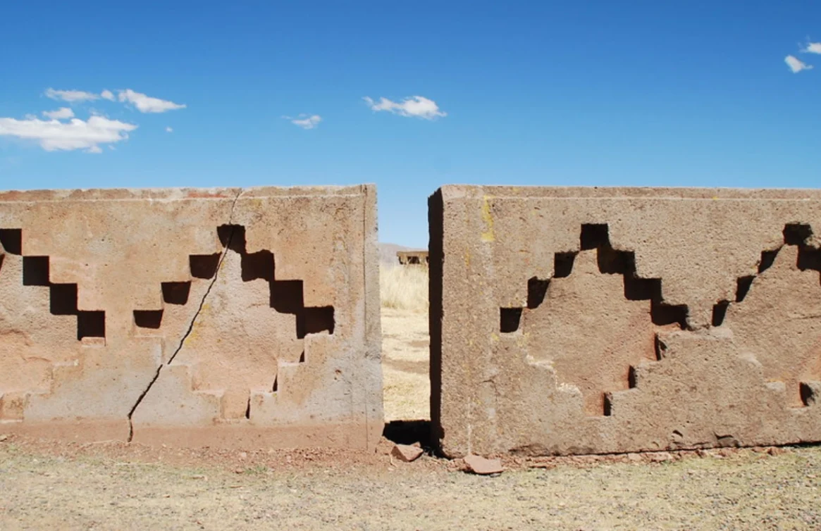 Blocos de pedra esculpidos com desenhos geométricos no sítio arqueológico de Tiwanaku, Bolívia.