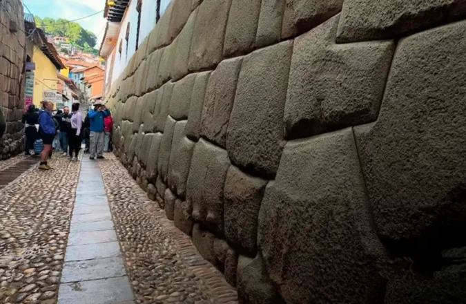 Hatun Rumiyoq: La Calle que Conecta la Historia y el Arte del Viaje