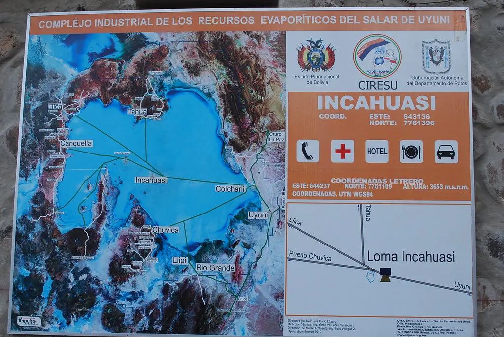 Mapa turístico de Incahuasi no Salar de Uyuni com rotas e serviços marcados.