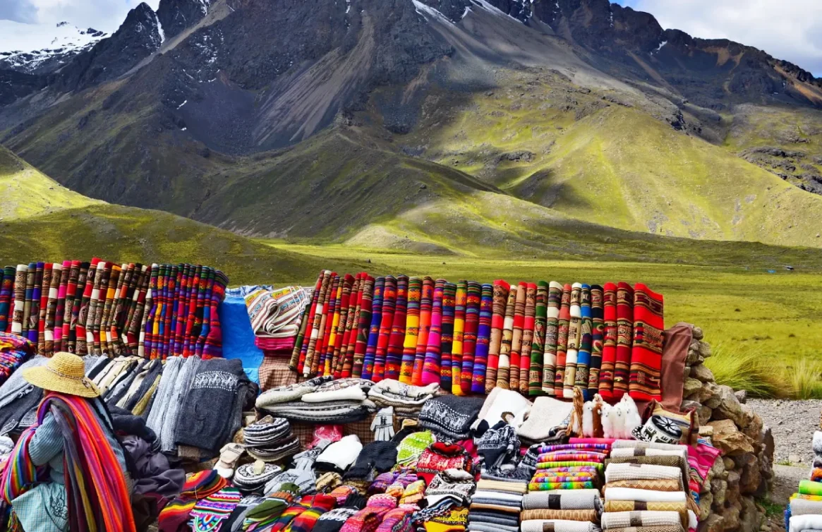 Tecidos andinos à venda em uma área montanhosa de La Raya
