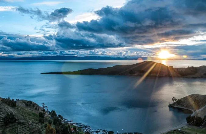 Las Islas del Lago Titicaca y sus diferencias Las Islas del Lago Titicaca y sus diferencias
