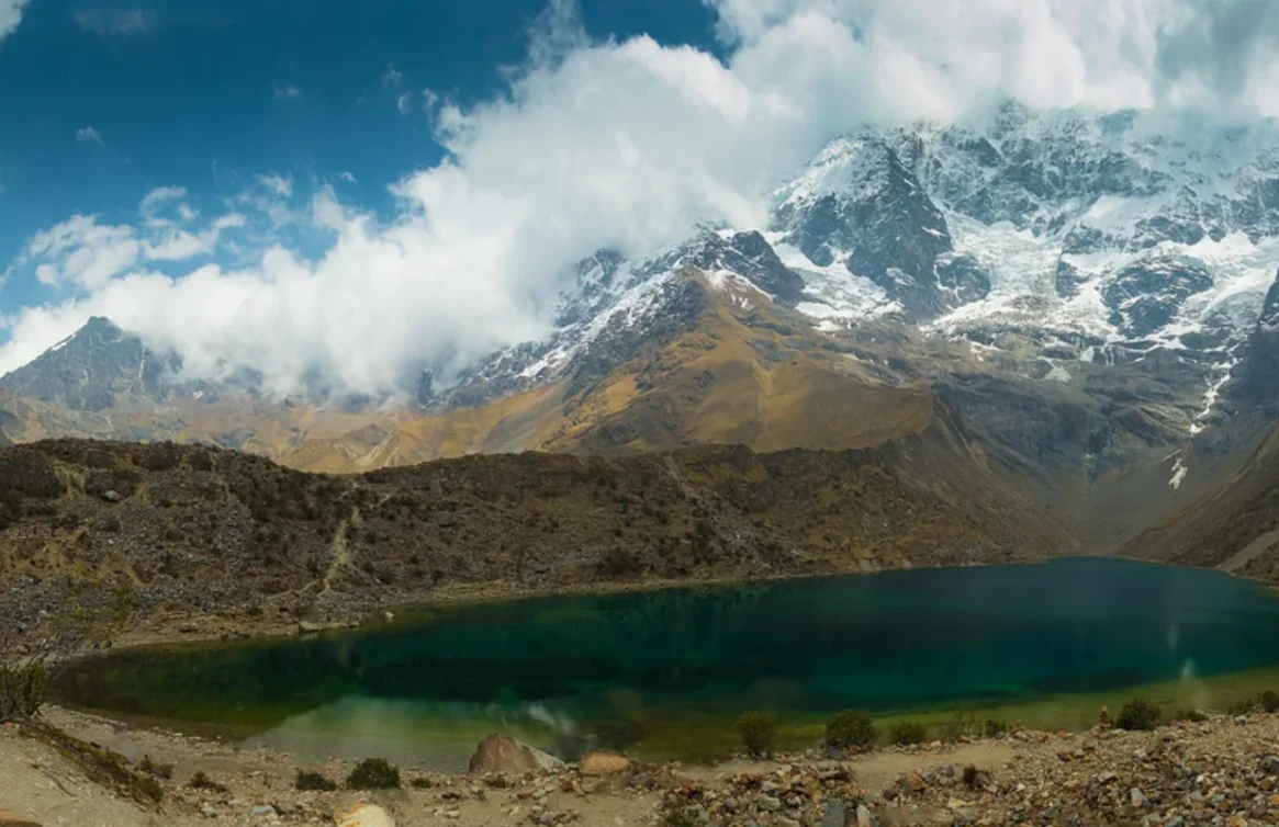 Lagoa Humantay: paisagem deslumbrante com águas azul-turquesa cercadas por montanhas cobertas de neve.