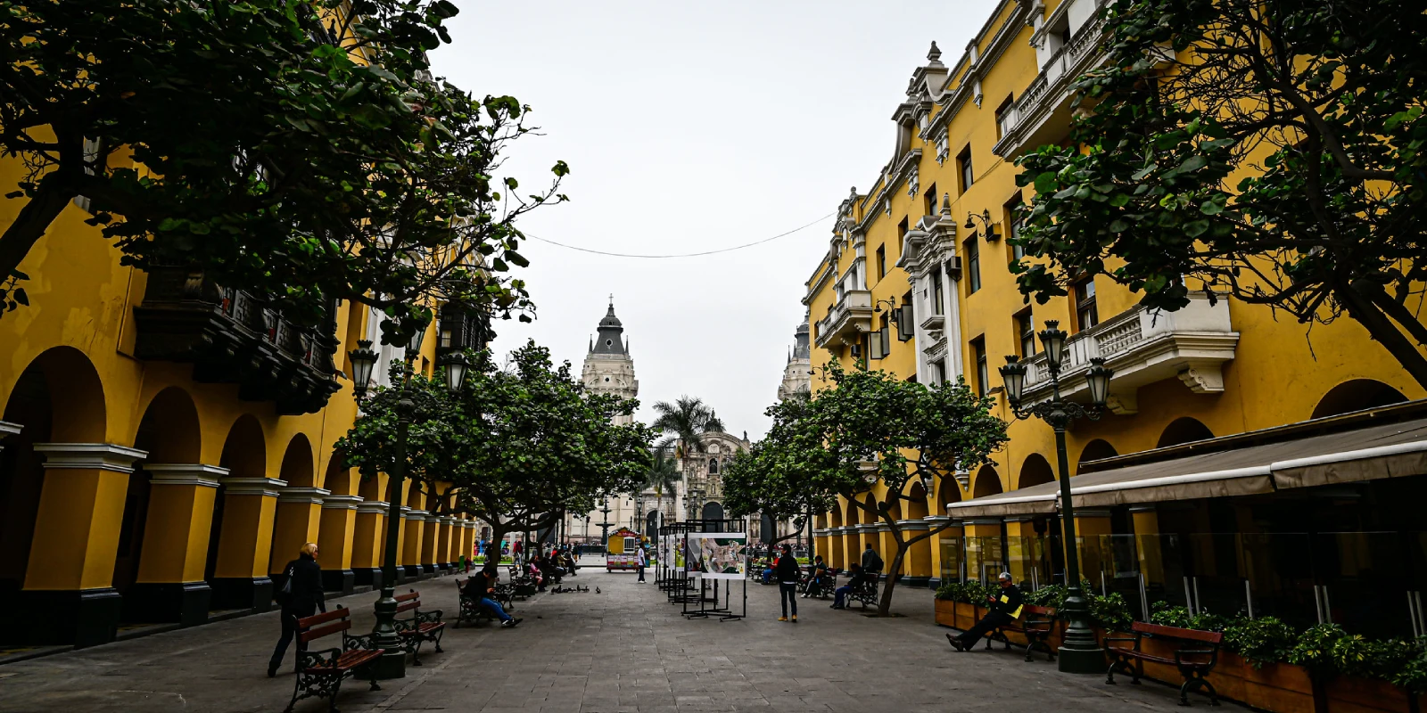Lima colonial con arquitectura histórica y balcones tradicionales