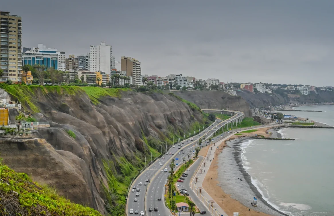 Vista panorámica de la Costa Verde y los acantilados de Miraflores, en Lima.