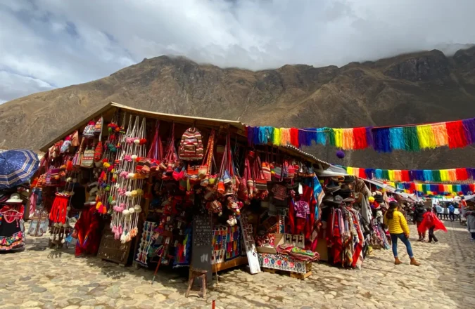 Mercado artesanal de Ollantaytambo: tradición viva en el corazón del Valle Sagrado