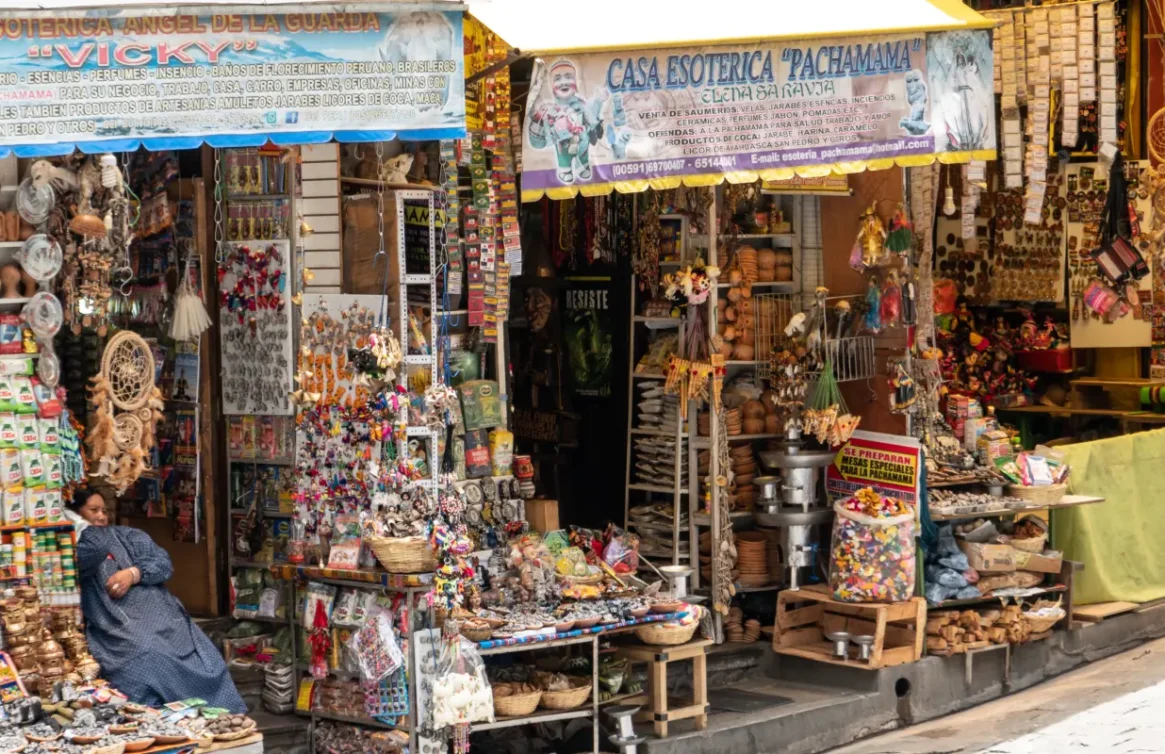 Barracas no Mercado das Bruxas em La Paz, vendendo objetos místicos e artesanatos.