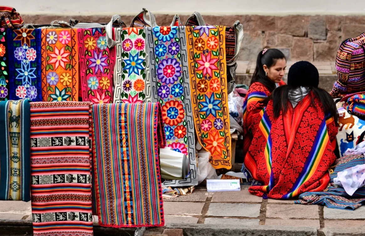 Mercado de Pisac: artesanato colorido e tecidos tradicionais em exposição