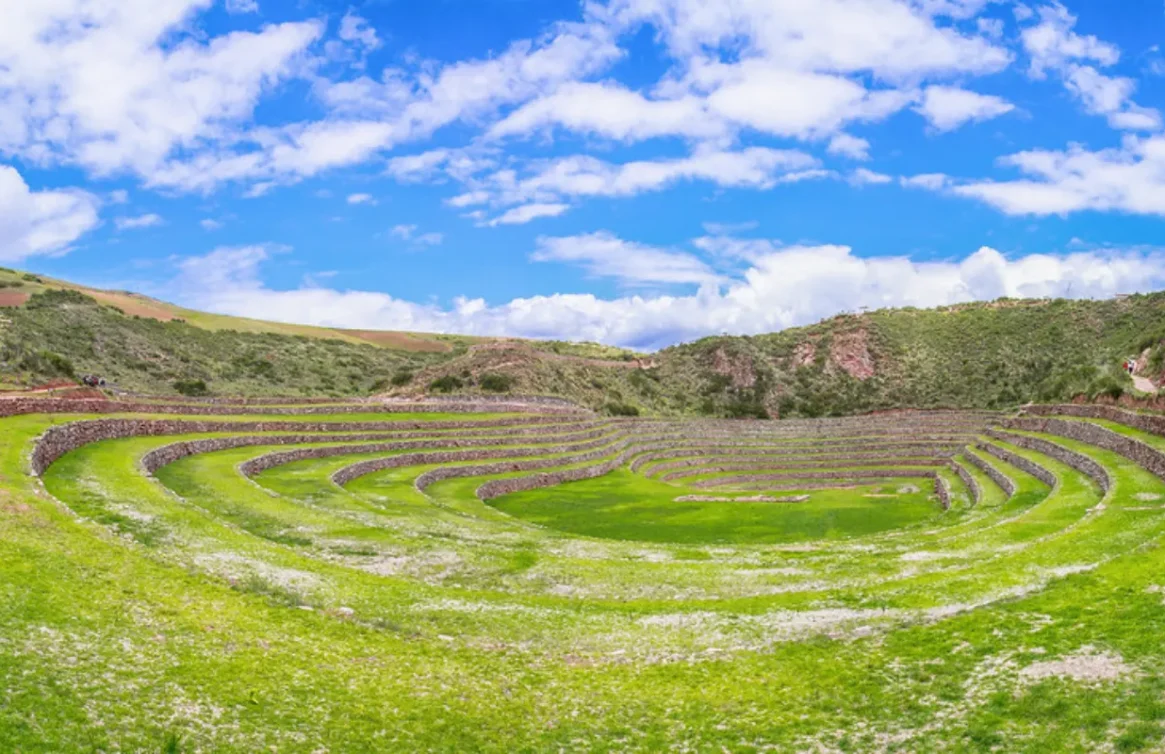 Terraços circulares de Moray, antigas estruturas incas em um vale verdejante.