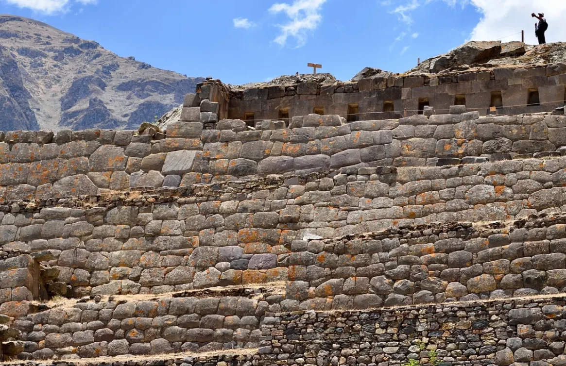 Ruínas de Ollantaytambo: imponentes muralhas incas em um vale montanhoso.