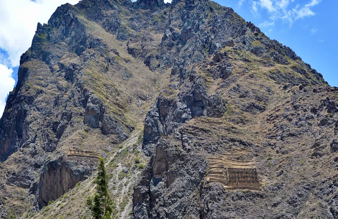 Vista das imponentes ruínas incas em Ollantaytambo, Peru.