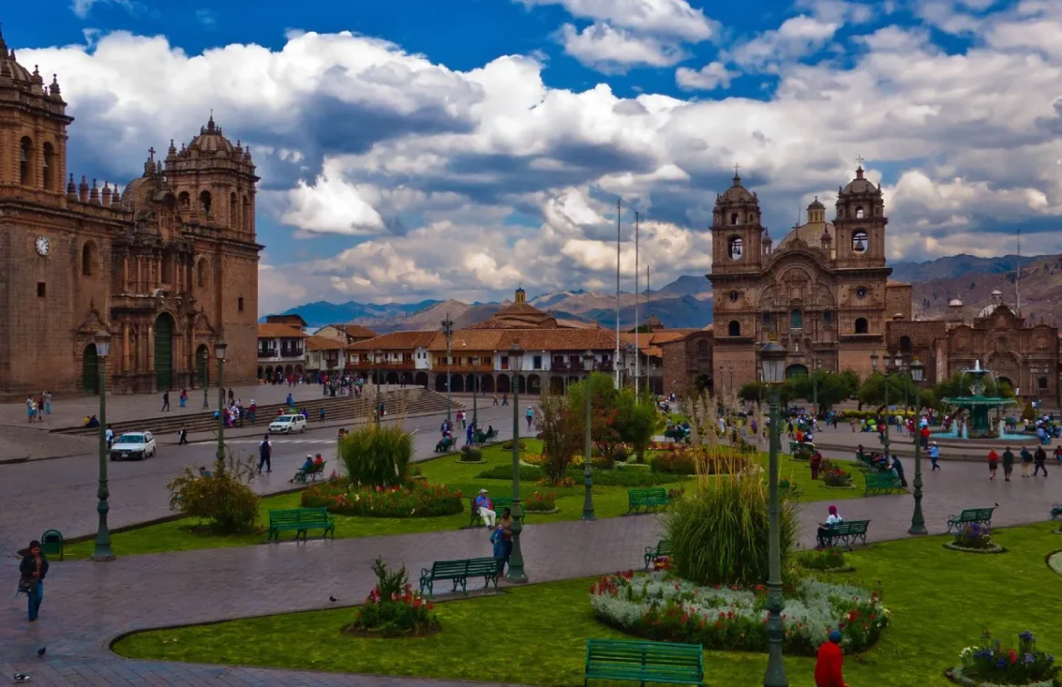Plaza de Armas de Cusco com jardins e catedrais coloniais
