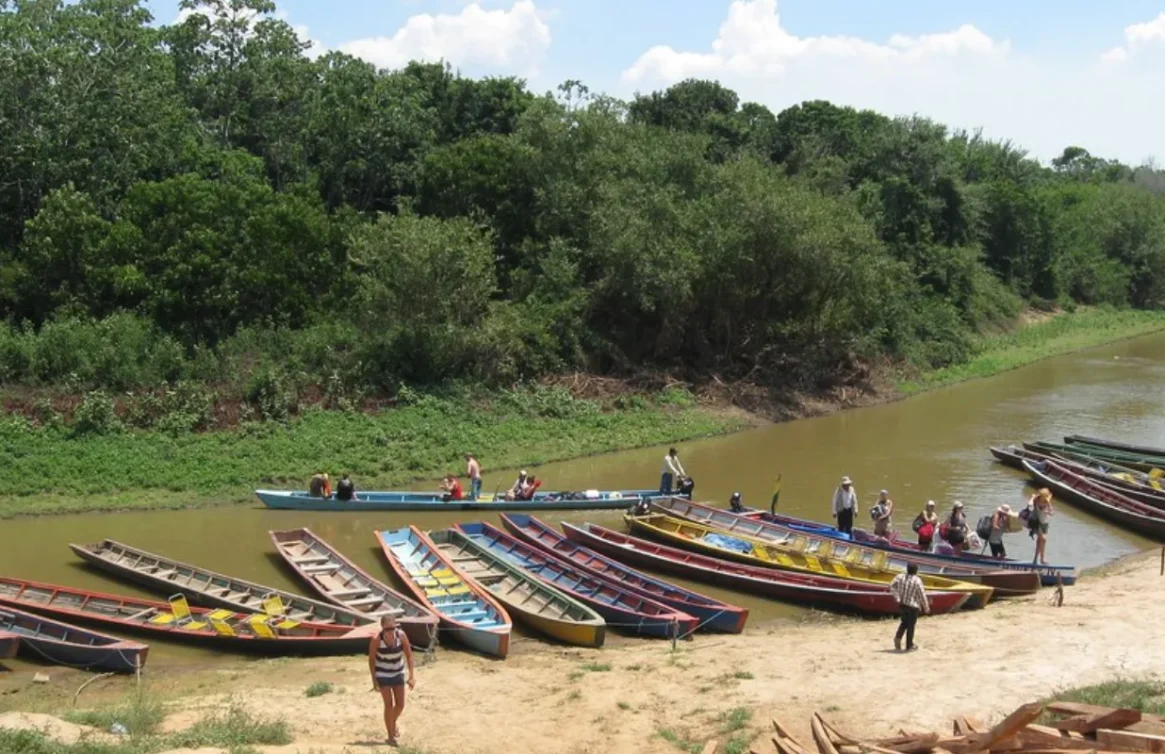 Barcos estacionados nas margens do Rio Yacuma