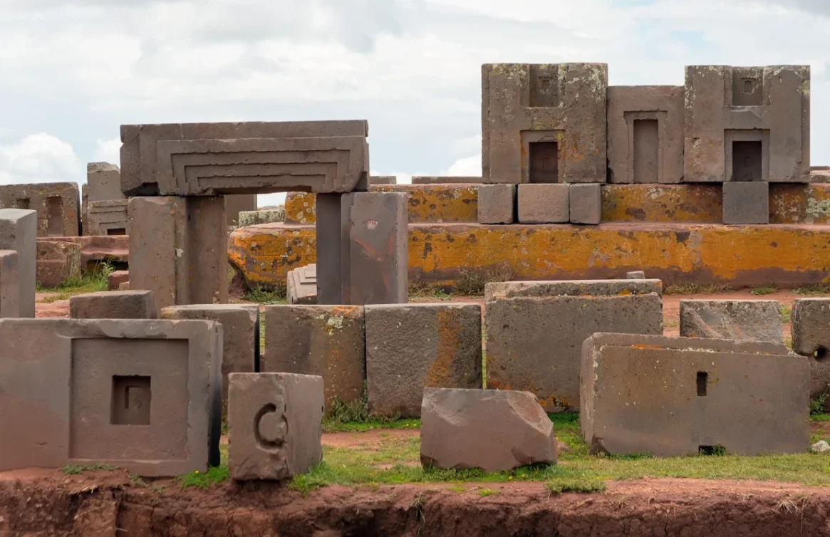 Pedras esculpidas e vestígios arqueológicos no sítio de Tiwanaku, Bolívia.