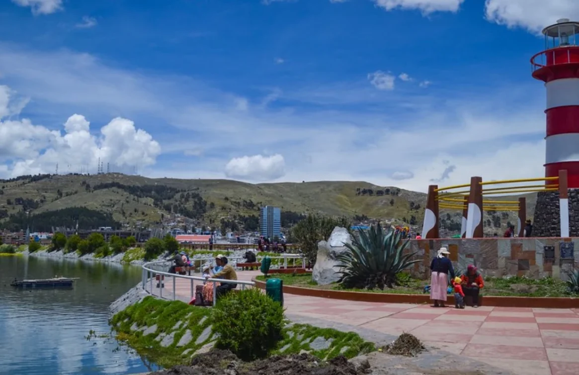 Calçadão do Lago Titicaca em Puno com um farol vermelho e branco.
