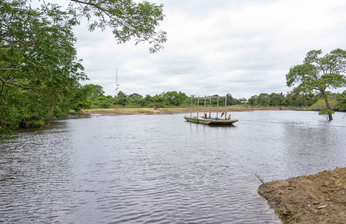 Jangada atravessando o Rio Yacuma cercada por árvores