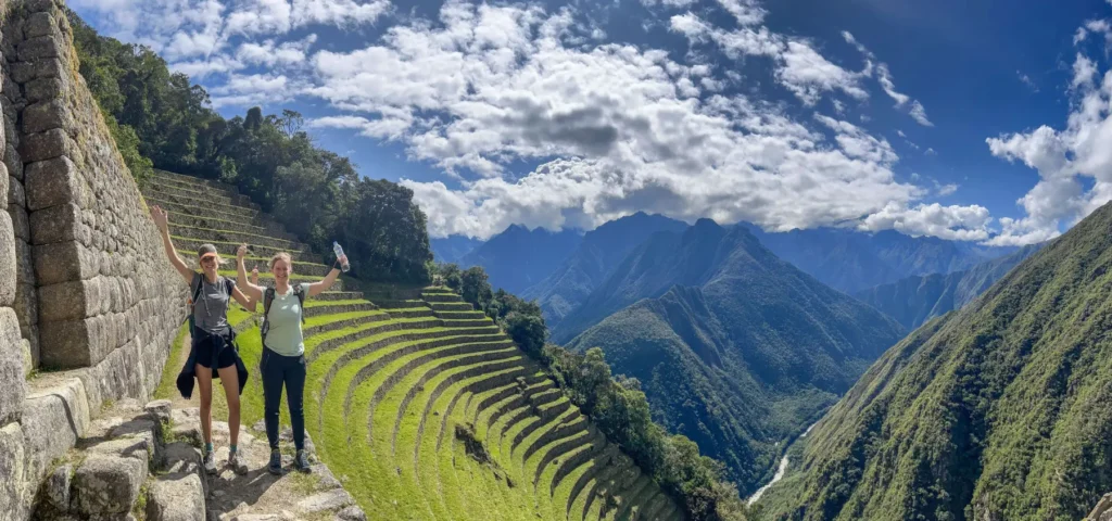 Dos viajeras celebran en Wiñay Wayna con andenes incas y montañas del Cusco