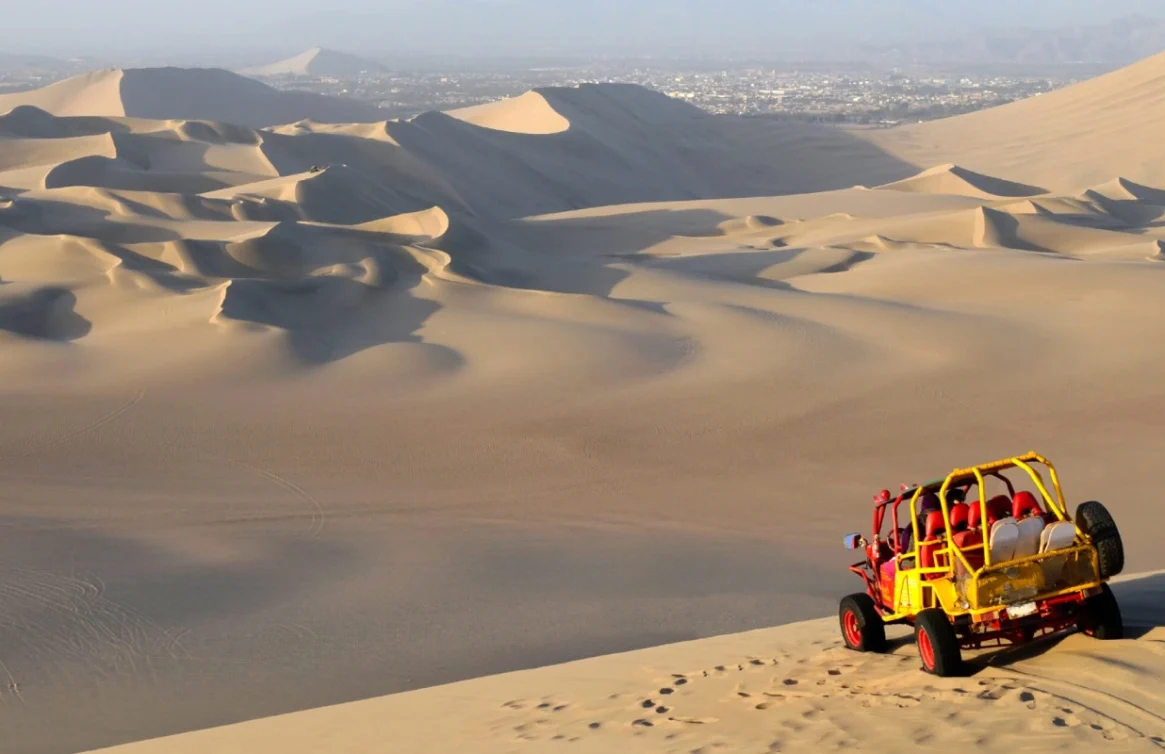 Paseo en buggy por las dunas del desierto de Huacachina al atardecer