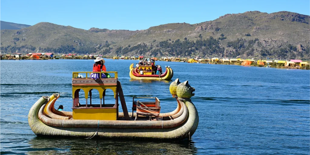 Barcas de totora navegando en el lago Titicaca frente a las islas