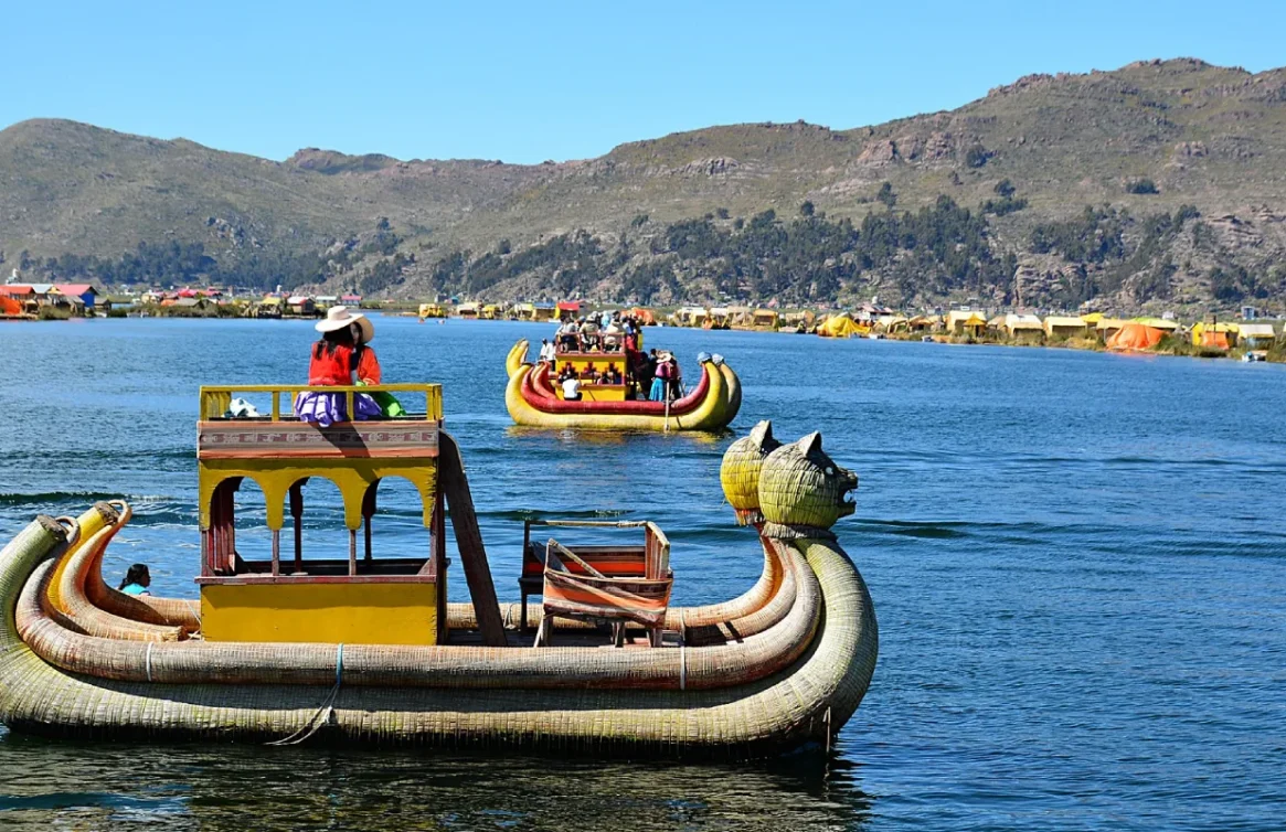 Barcas de totora navegando en el lago Titicaca frente a las islas