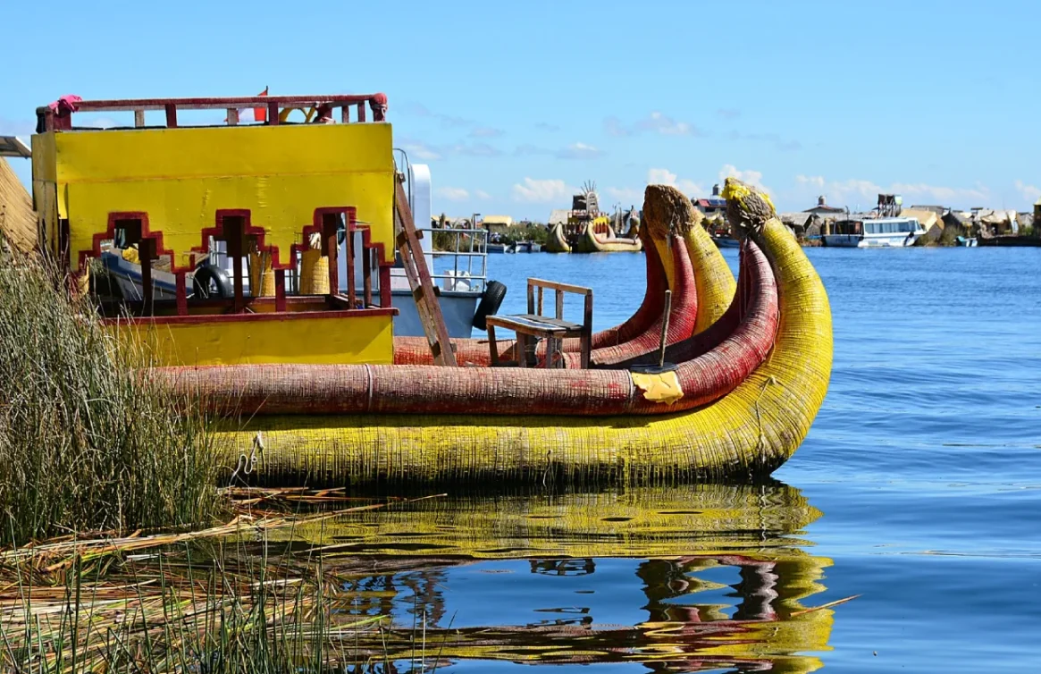 Barca de totora amarilla flotando junto a las islas del lago Titicaca